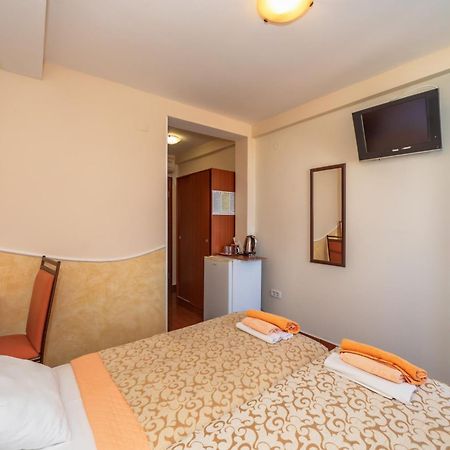 Apartments Pod Lozom With Seaview Petrovac Bagian luar foto