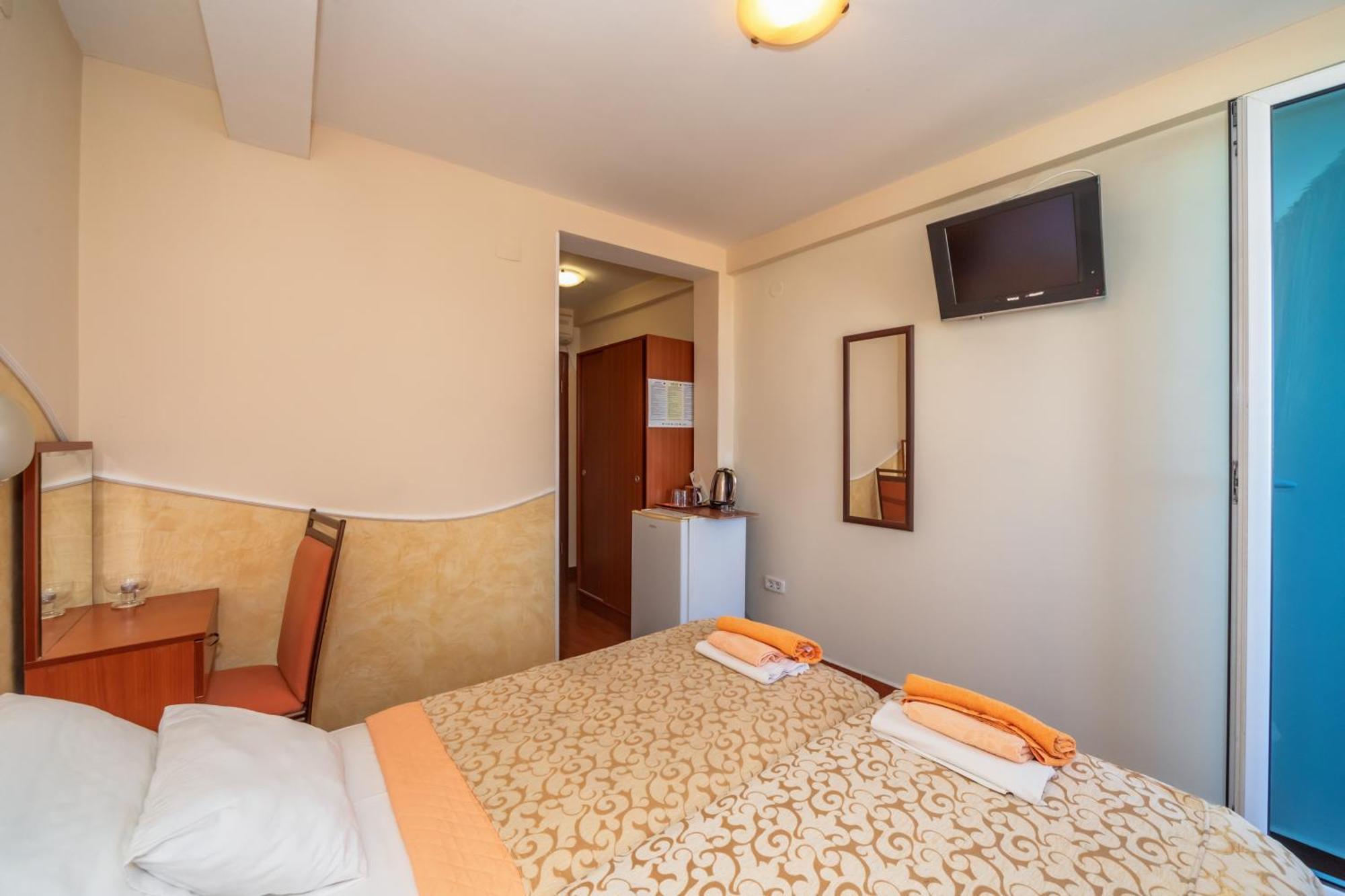 Apartments Pod Lozom With Seaview Petrovac Bagian luar foto