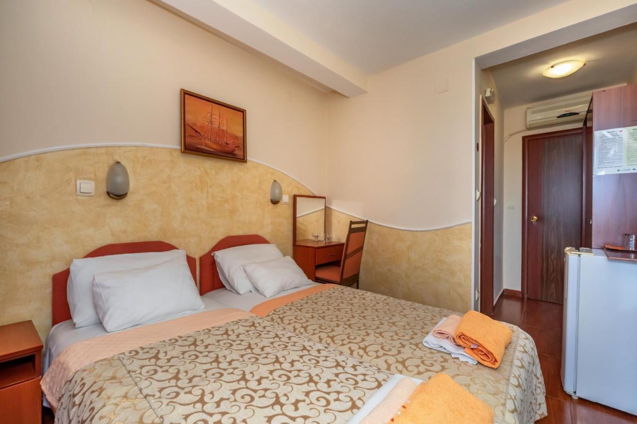 Apartments Pod Lozom With Seaview Petrovac Ruang foto