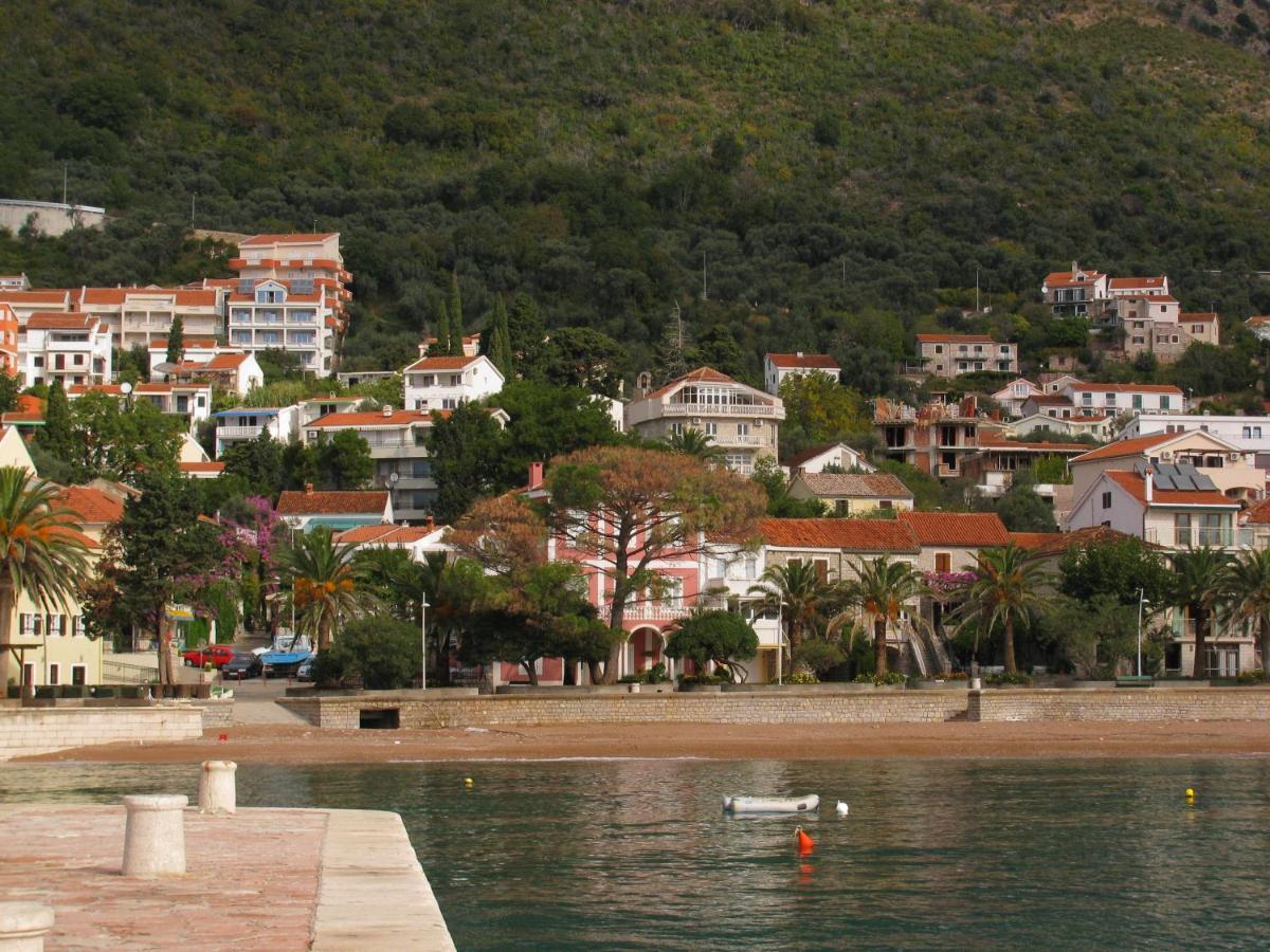 Apartments Pod Lozom With Seaview Petrovac Ruang foto