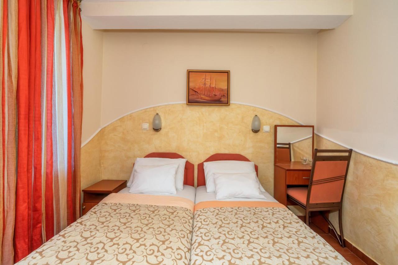 Apartments Pod Lozom With Seaview Petrovac Ruang foto