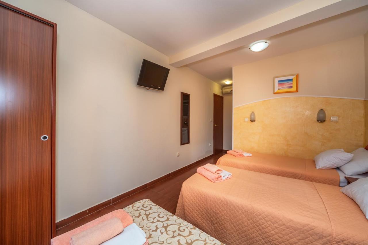 Apartments Pod Lozom With Seaview Petrovac Ruang foto