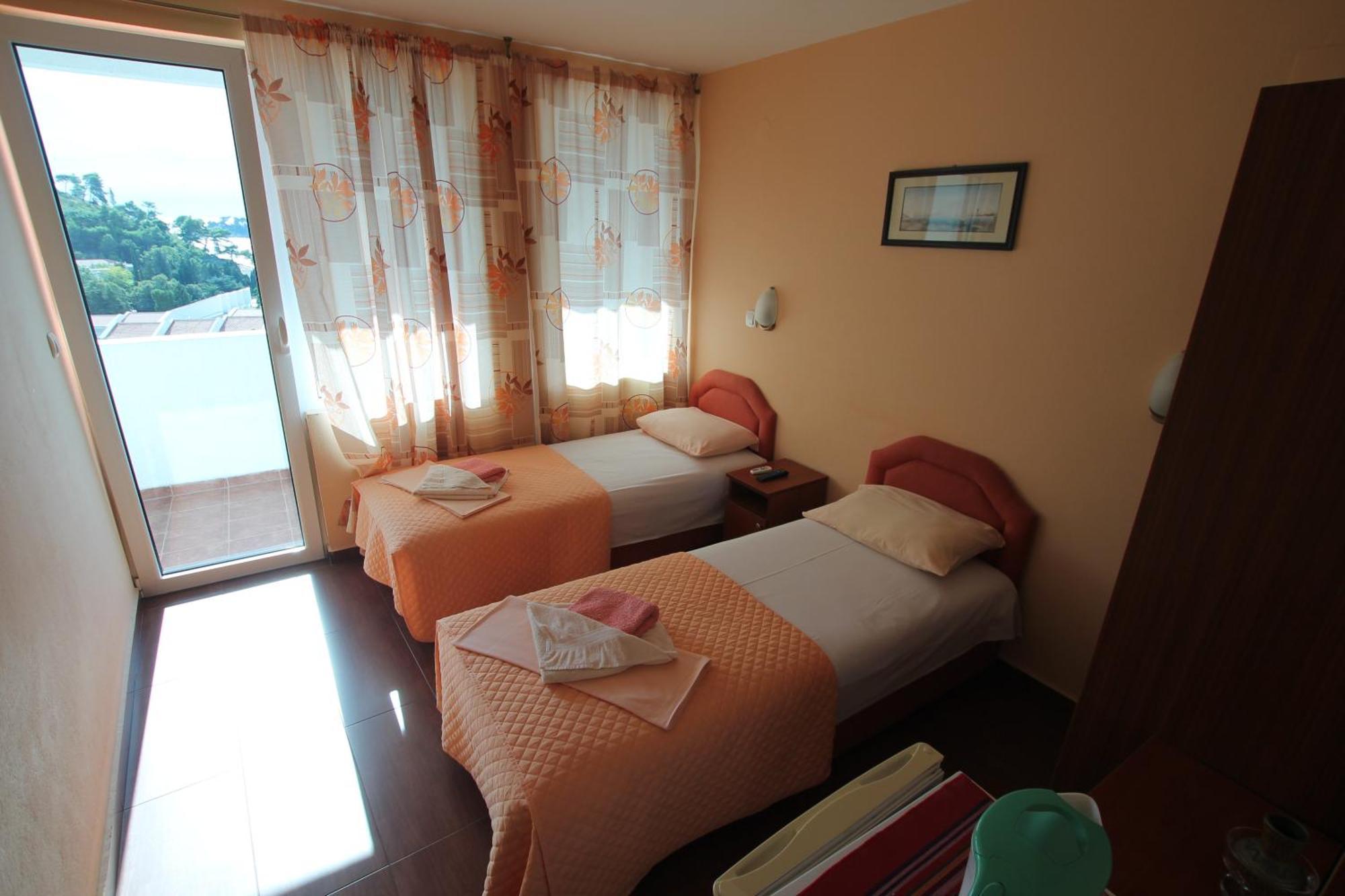 Apartments Pod Lozom With Seaview Petrovac Ruang foto