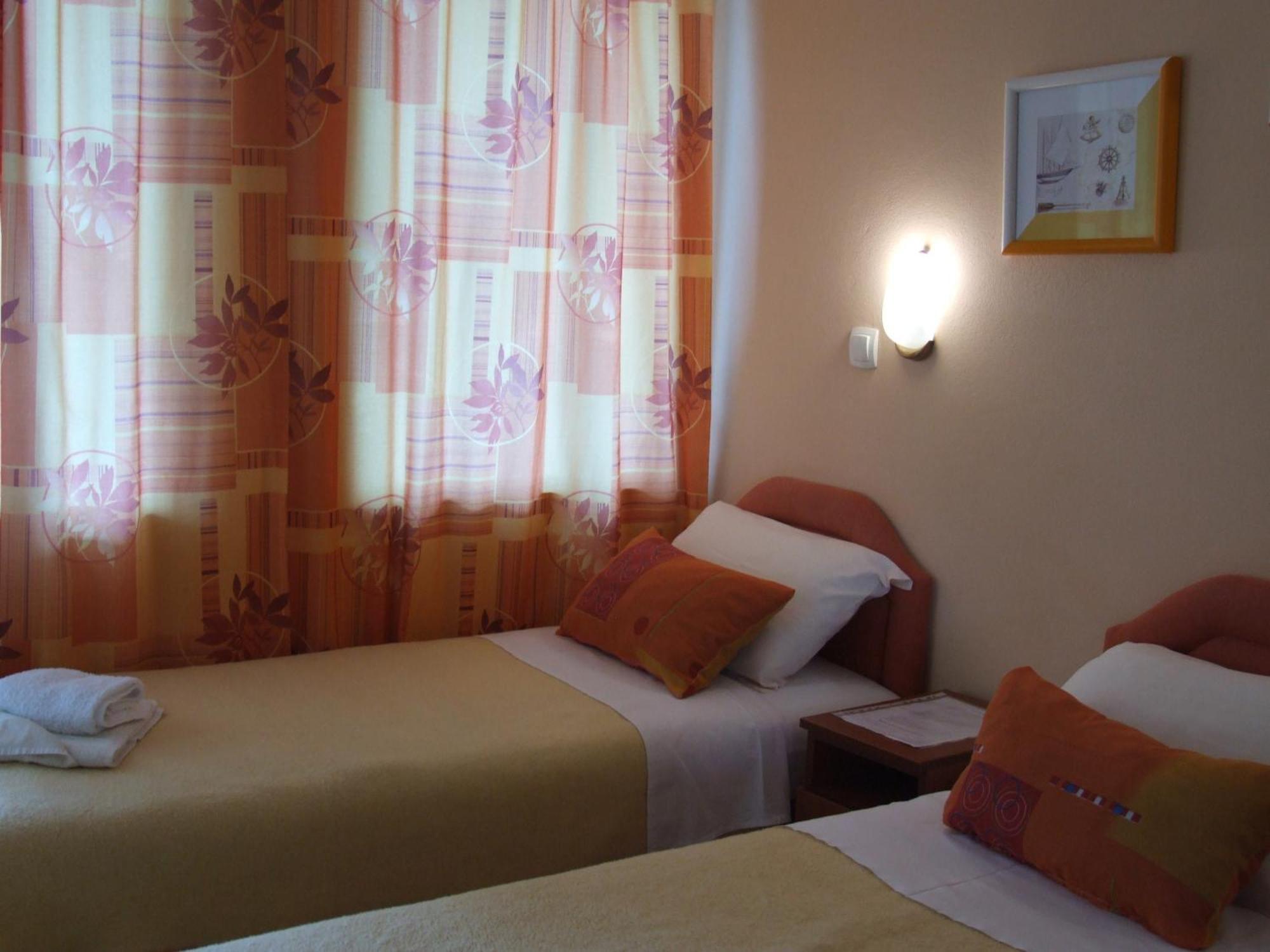 Apartments Pod Lozom With Seaview Petrovac Ruang foto