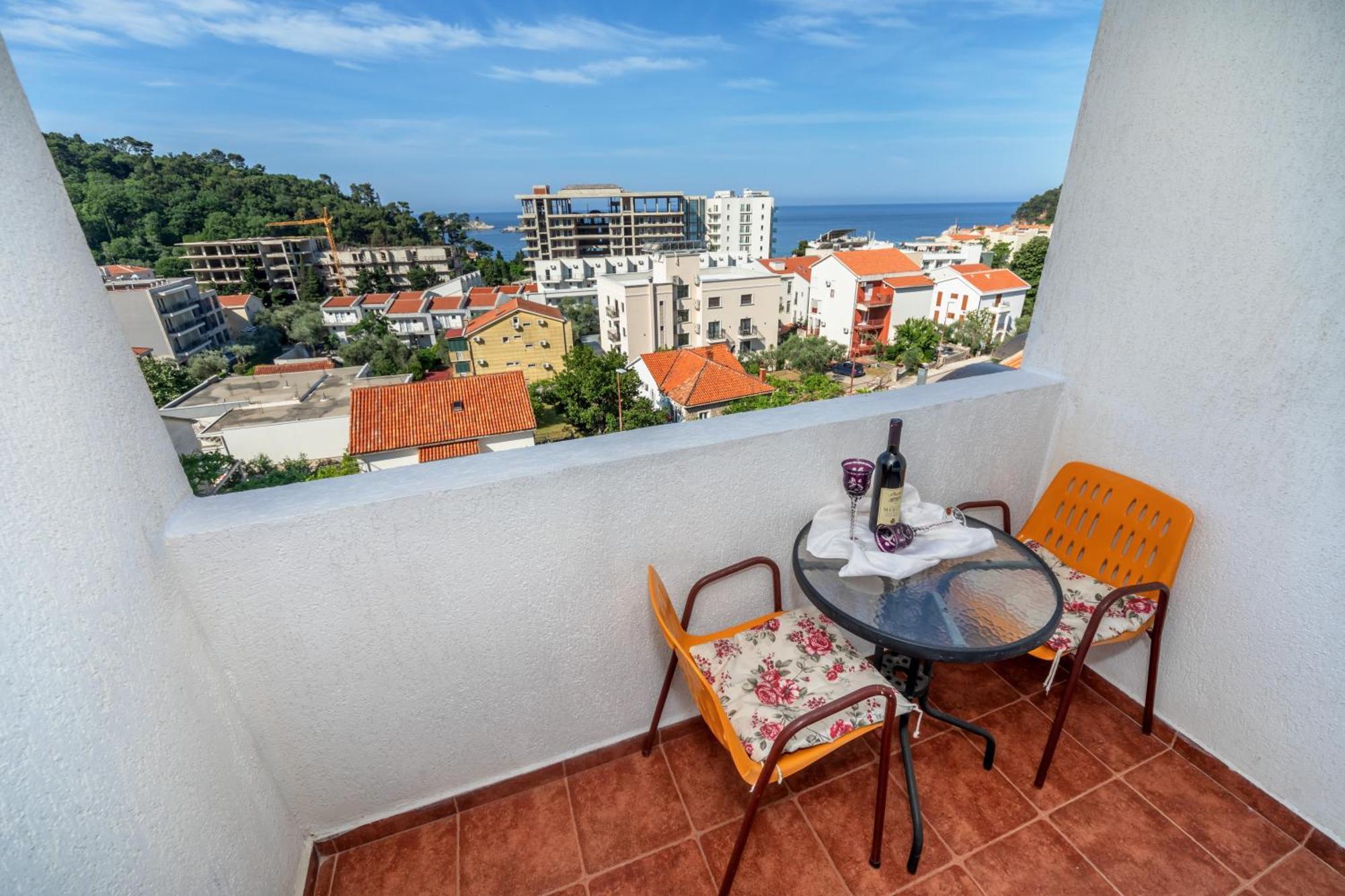 Apartments Pod Lozom With Seaview Petrovac Ruang foto